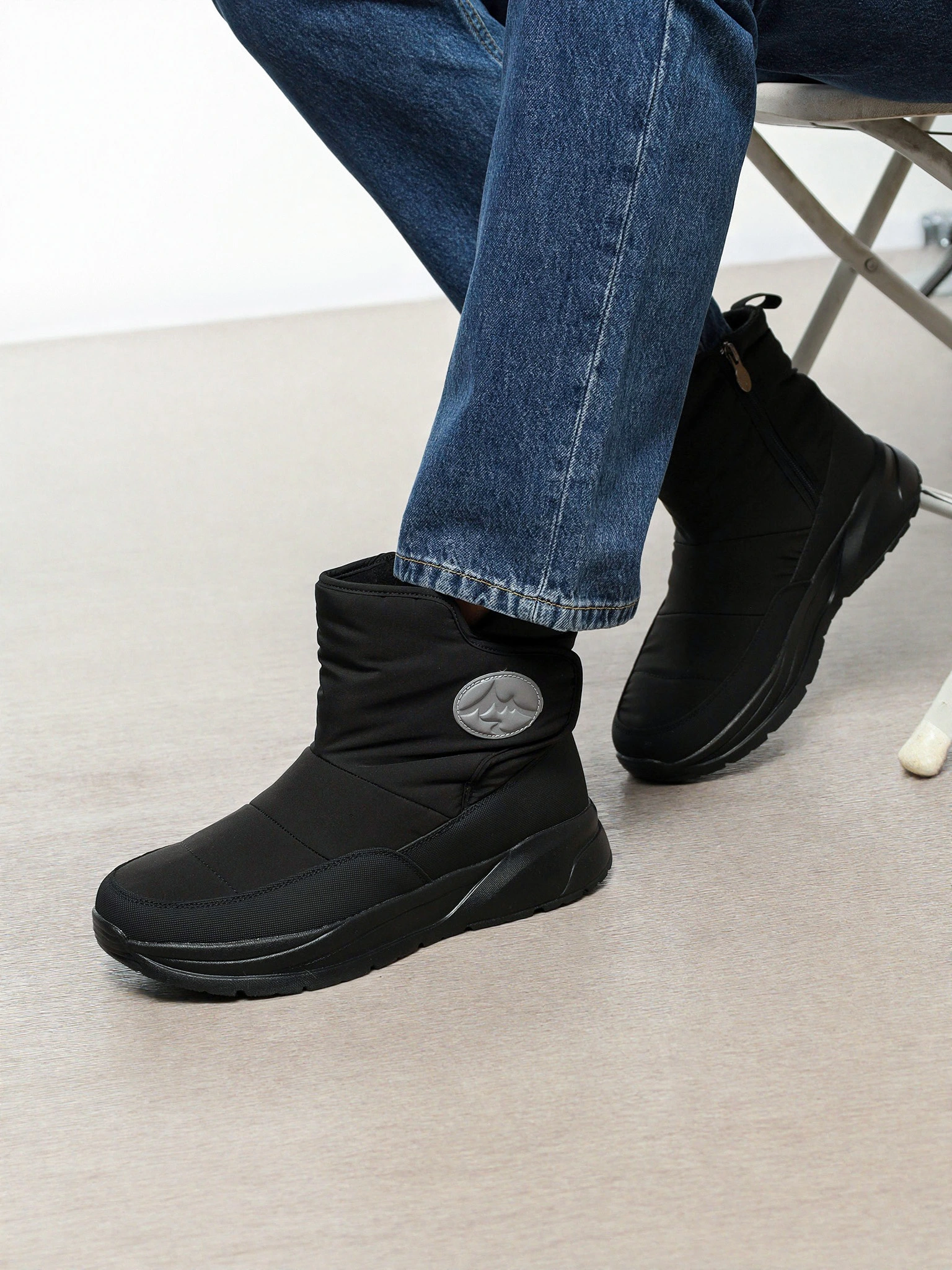 Дутики текстильные черного цвета на средней подошве